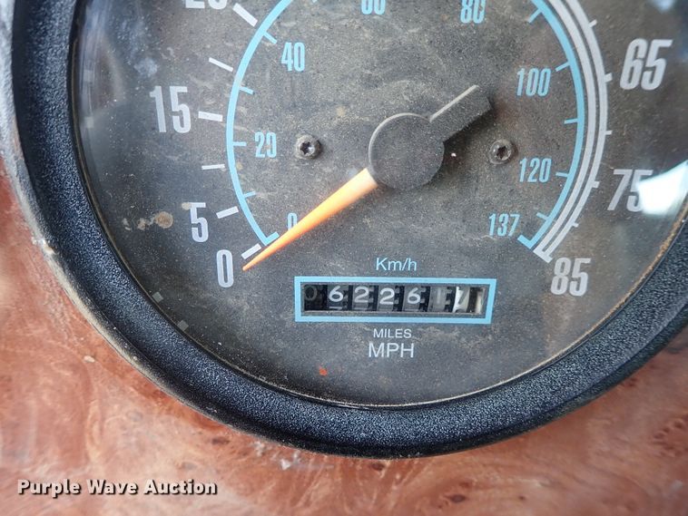 image for item DG2225 1993 International 9400  semi truck