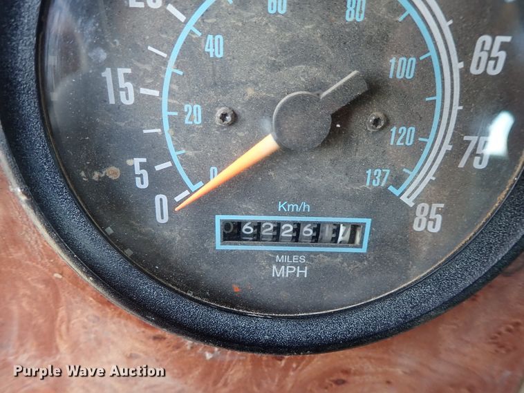 image for item DG2225 1993 International 9400  semi truck