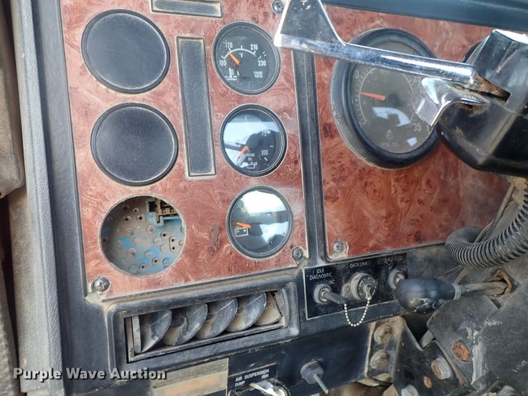 image for item DG2225 1993 International 9400  semi truck