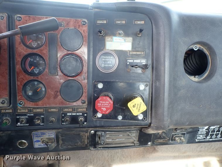 image for item DG2225 1993 International 9400  semi truck