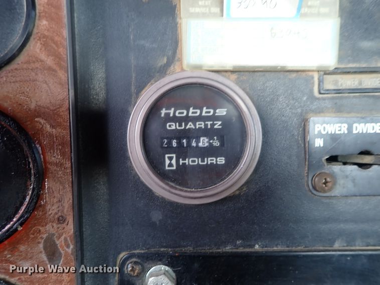 image for item DG2225 1993 International 9400  semi truck