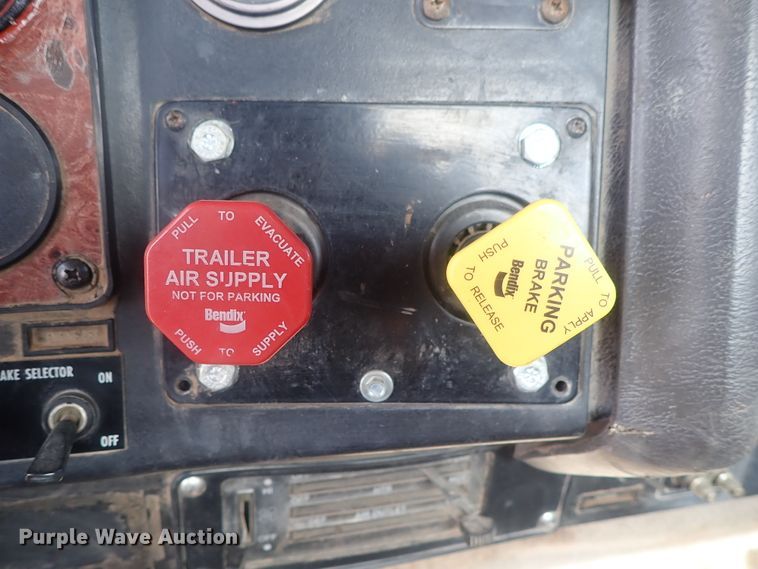 image for item DG2225 1993 International 9400  semi truck