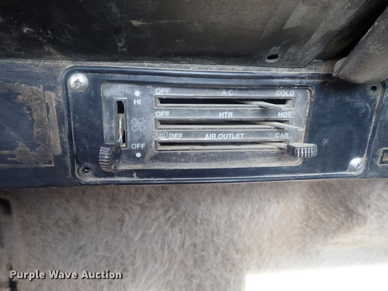 image for item DG2225 1993 International 9400  semi truck