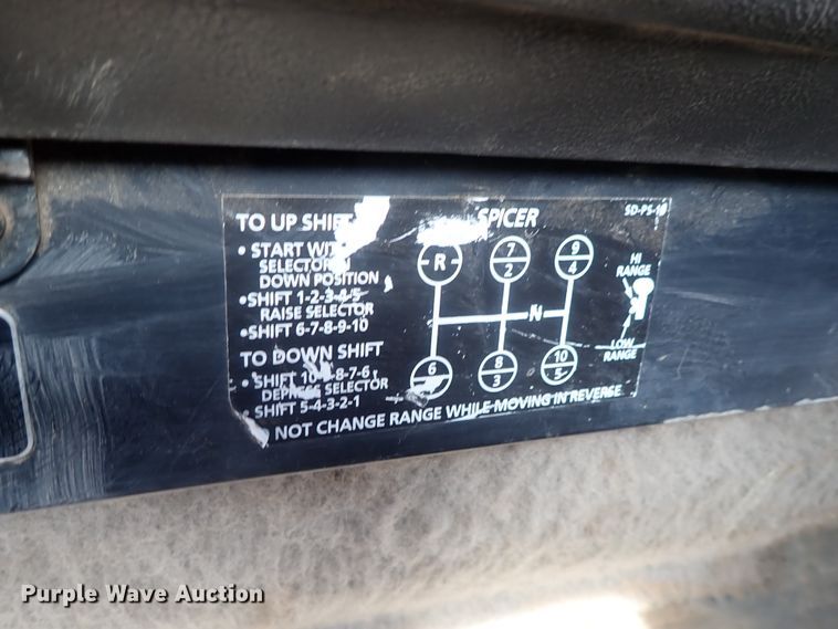 image for item DG2225 1993 International 9400  semi truck