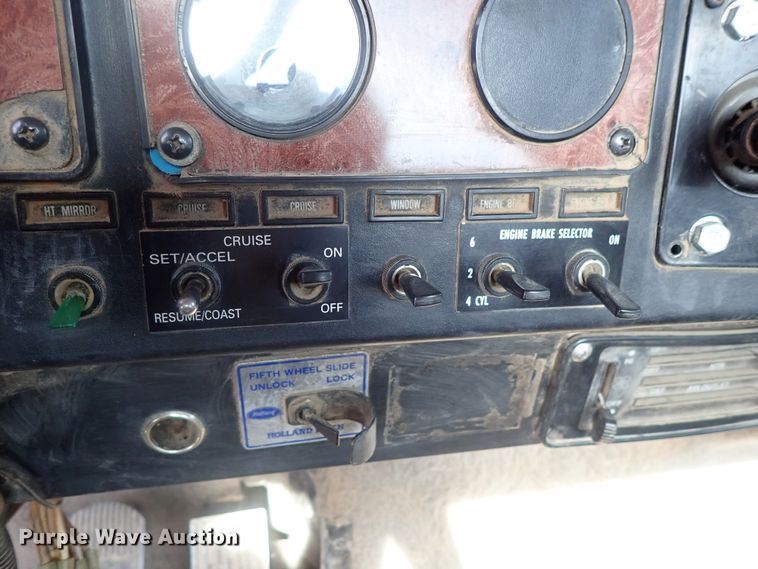 image for item DG2225 1993 International 9400  semi truck