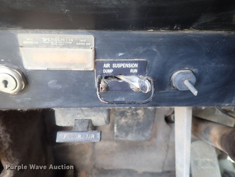 image for item DG2225 1993 International 9400  semi truck