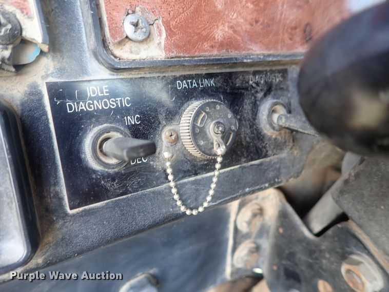 image for item DG2225 1993 International 9400  semi truck