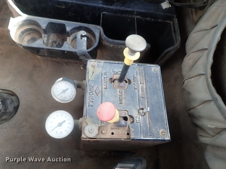 image for item DG2225 1993 International 9400  semi truck