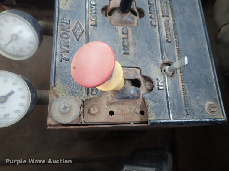 image for item DG2225 1993 International 9400  semi truck