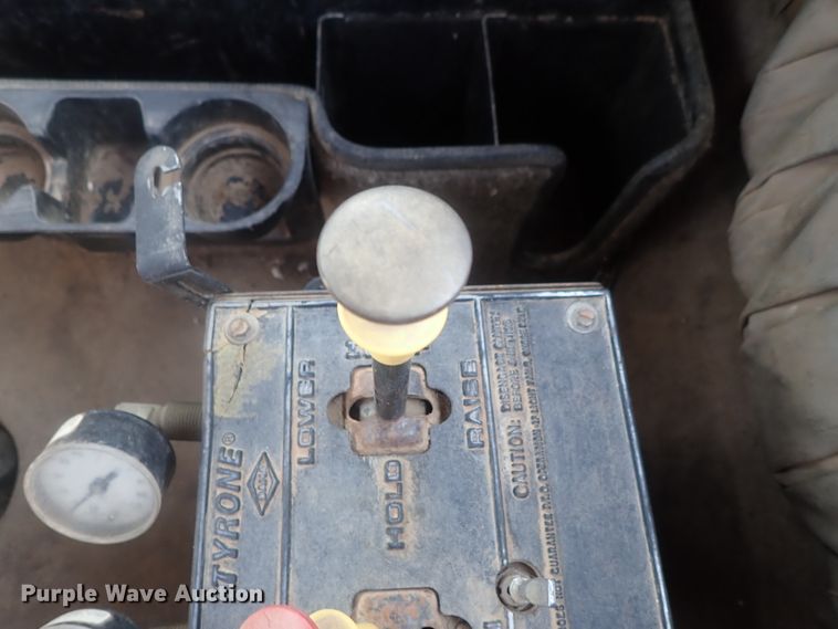 image for item DG2225 1993 International 9400  semi truck