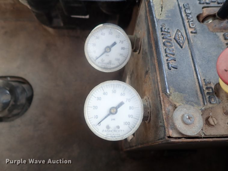 image for item DG2225 1993 International 9400  semi truck