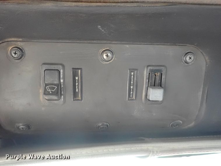 image for item DG2225 1993 International 9400  semi truck