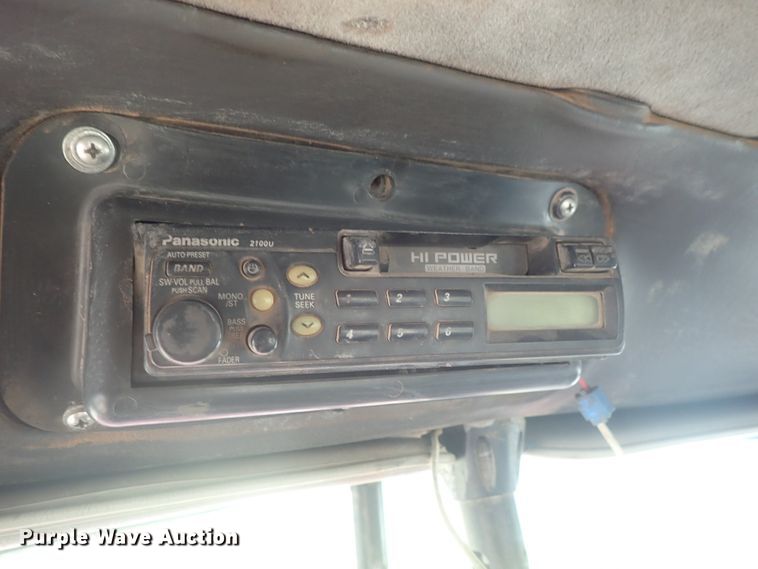 image for item DG2225 1993 International 9400  semi truck