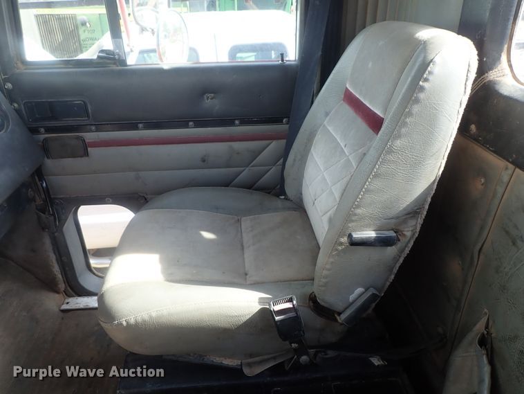 image for item DG2225 1993 International 9400  semi truck