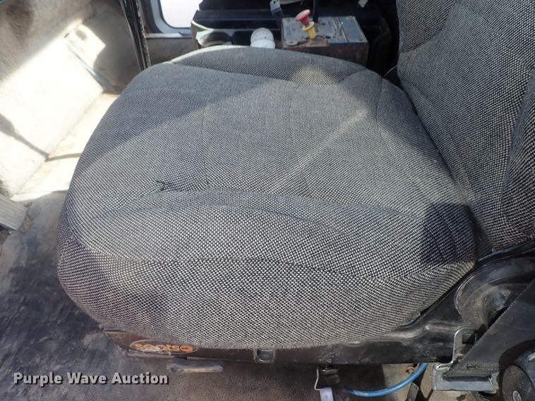 image for item DG2225 1993 International 9400  semi truck