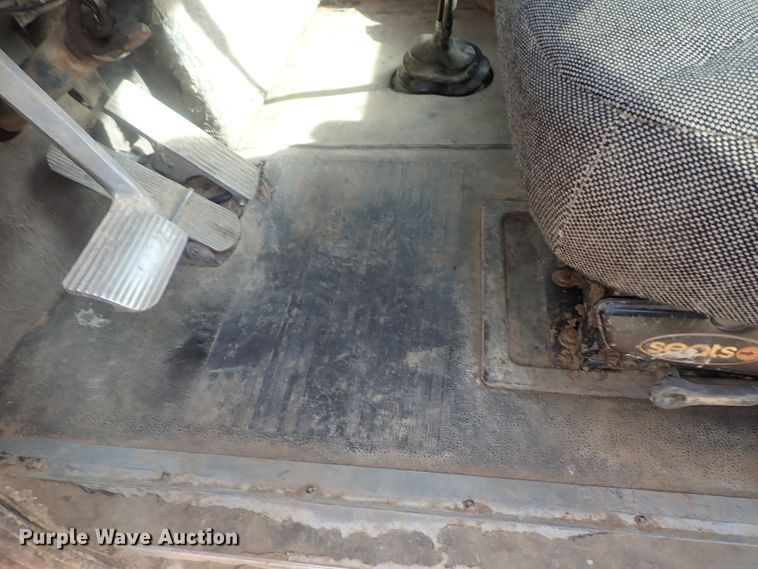 image for item DG2225 1993 International 9400  semi truck