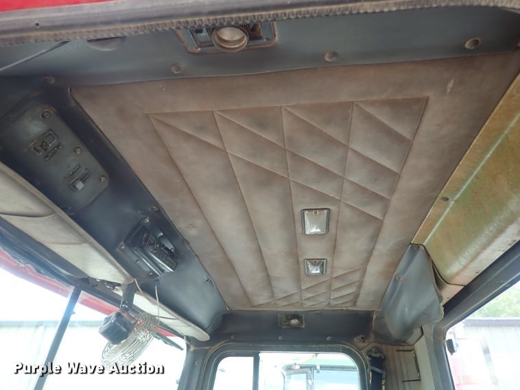 image for item DG2225 1993 International 9400  semi truck