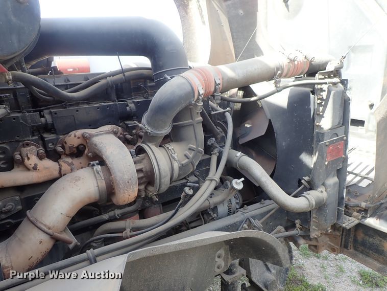 image for item DG2225 1993 International 9400  semi truck