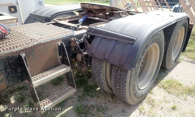 image for item DG2225 1993 International 9400  semi truck