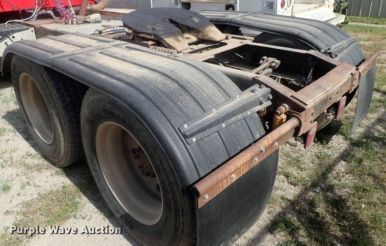 image for item DG2225 1993 International 9400  semi truck