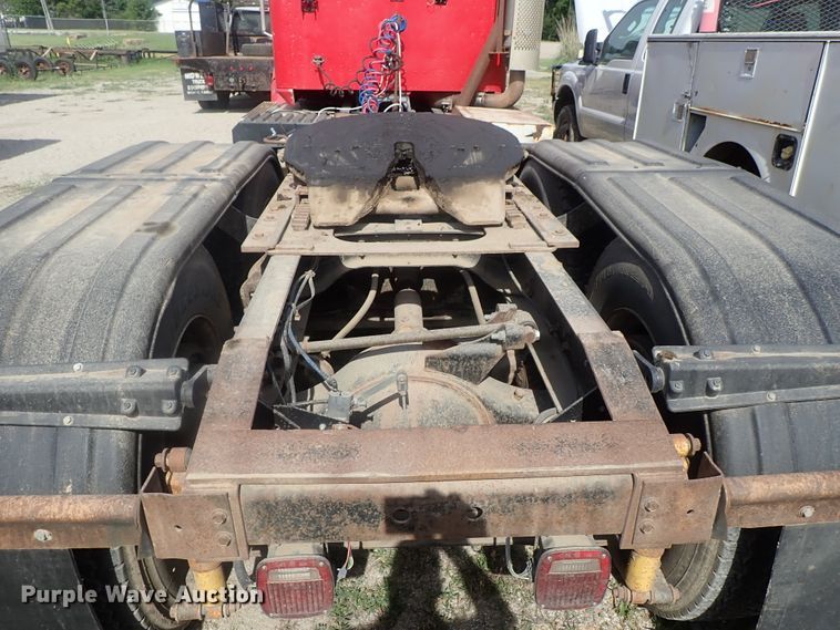 image for item DG2225 1993 International 9400  semi truck