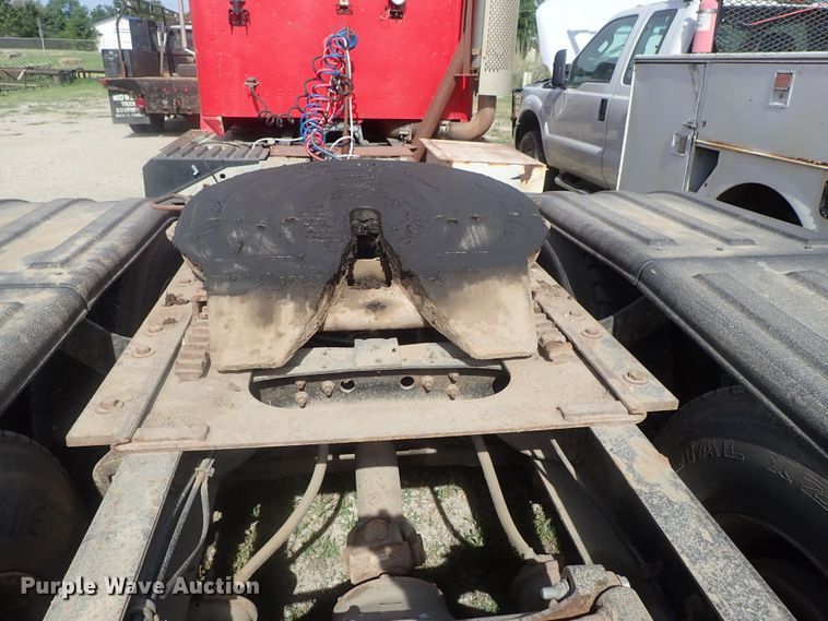 image for item DG2225 1993 International 9400  semi truck