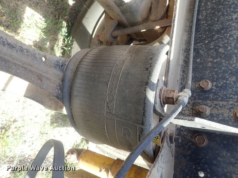 image for item DG2225 1993 International 9400  semi truck