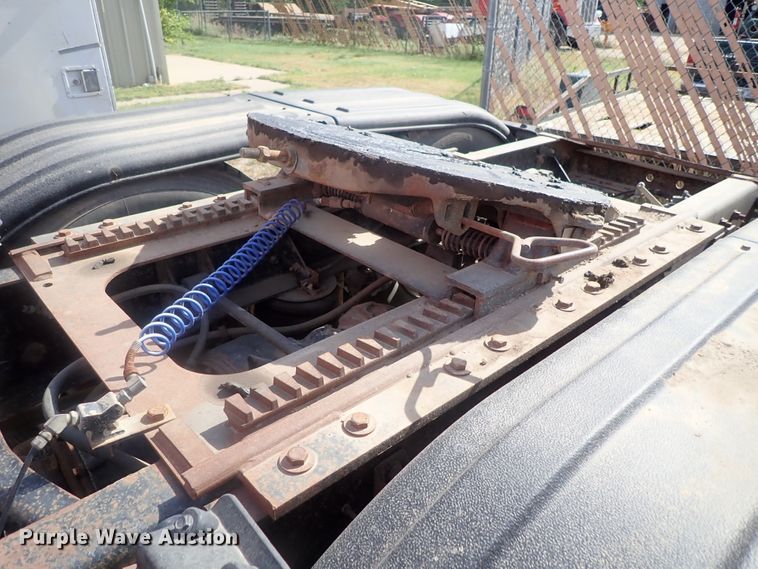 image for item DG2225 1993 International 9400  semi truck