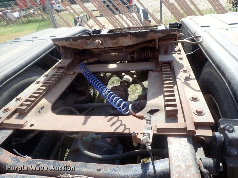 image for item DG2225 1993 International 9400  semi truck