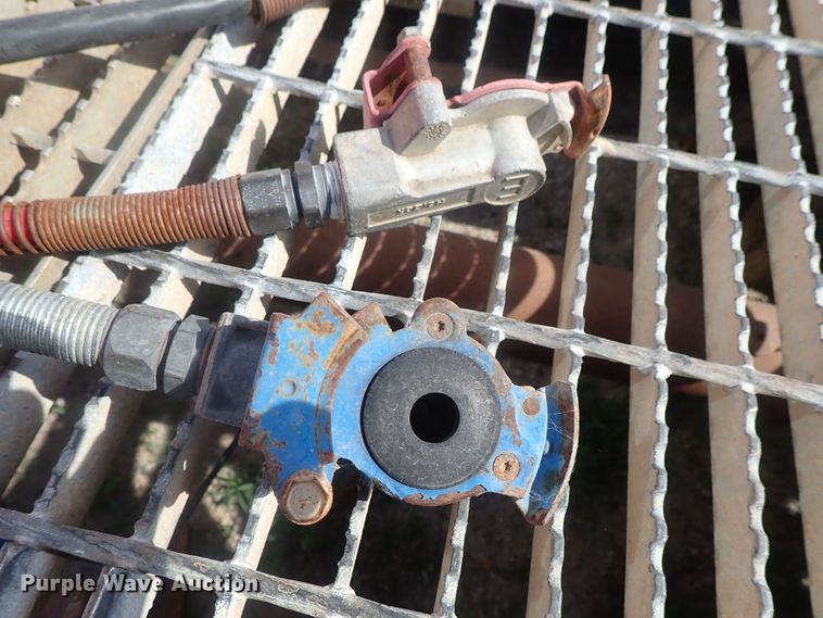 image for item DG2225 1993 International 9400  semi truck