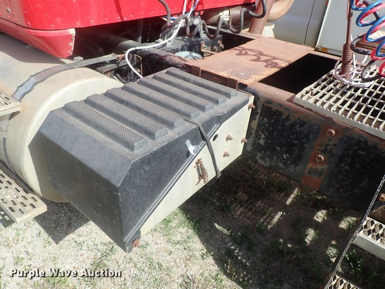 image for item DG2225 1993 International 9400  semi truck