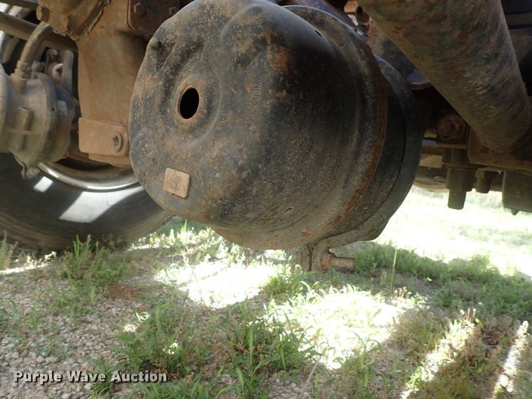 image for item DG2225 1993 International 9400  semi truck