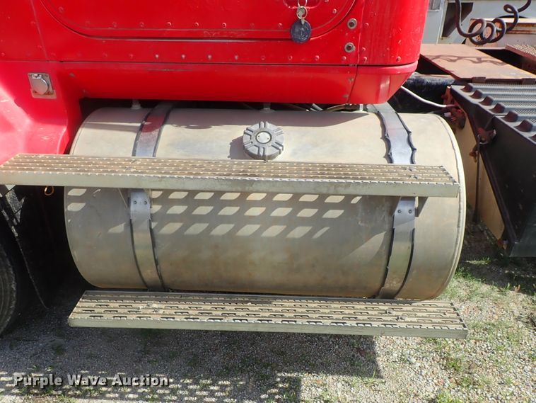 image for item DG2225 1993 International 9400  semi truck