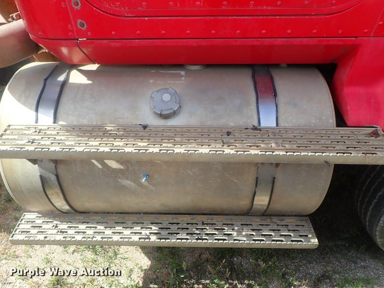 image for item DG2225 1993 International 9400  semi truck