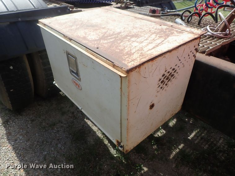 image for item DG2225 1993 International 9400  semi truck