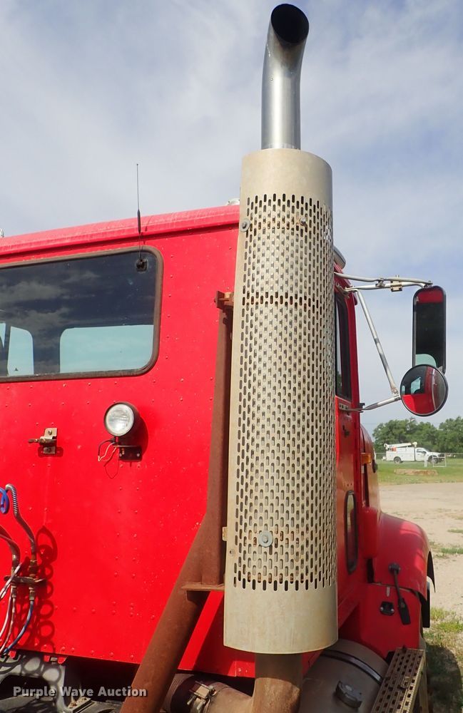 image for item DG2225 1993 International 9400  semi truck