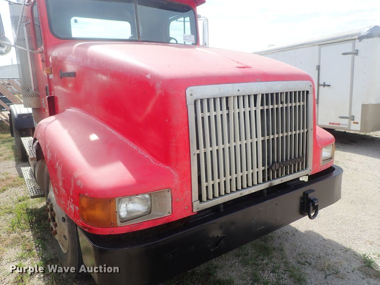 image for item DG2225 1993 International 9400  semi truck