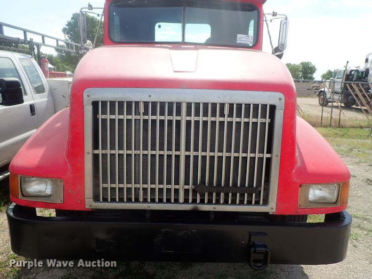 image for item DG2225 1993 International 9400  semi truck