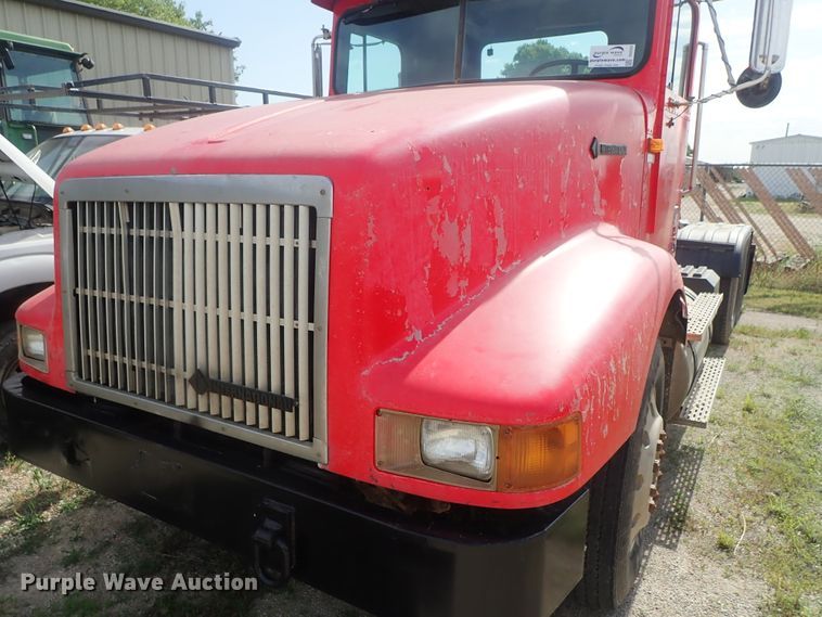 image for item DG2225 1993 International 9400  semi truck