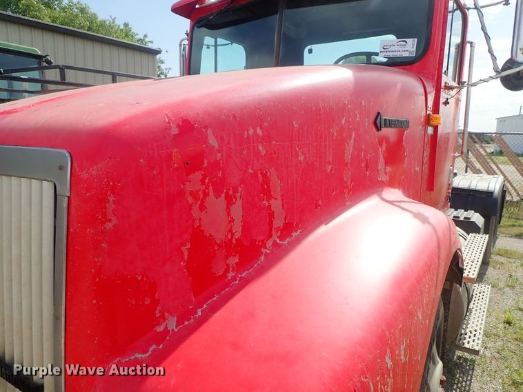 image for item DG2225 1993 International 9400  semi truck