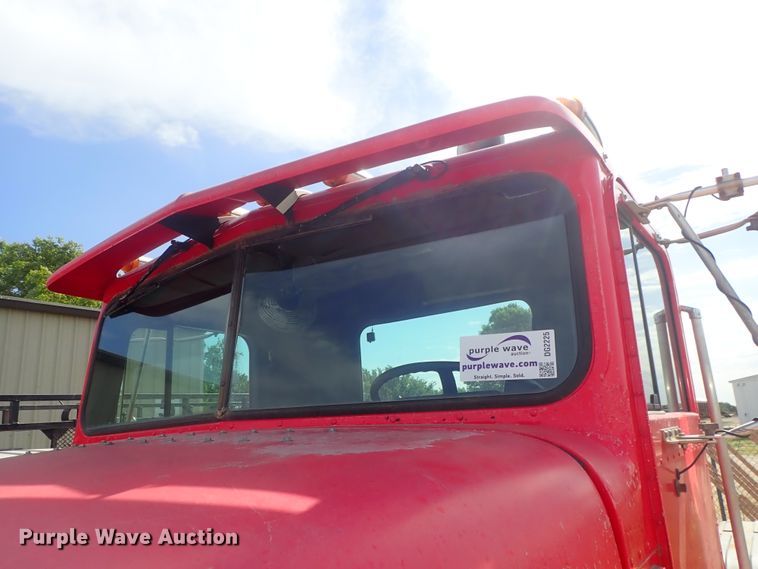 image for item DG2225 1993 International 9400  semi truck