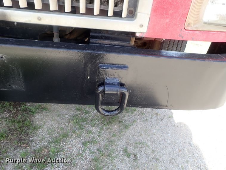 image for item DG2225 1993 International 9400  semi truck