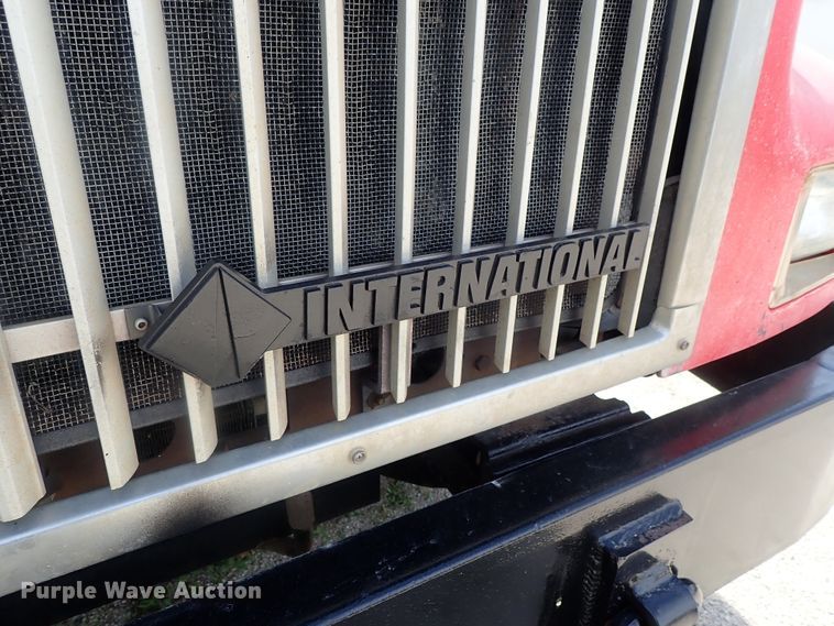 image for item DG2225 1993 International 9400  semi truck
