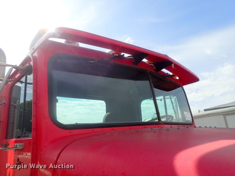 image for item DG2225 1993 International 9400  semi truck