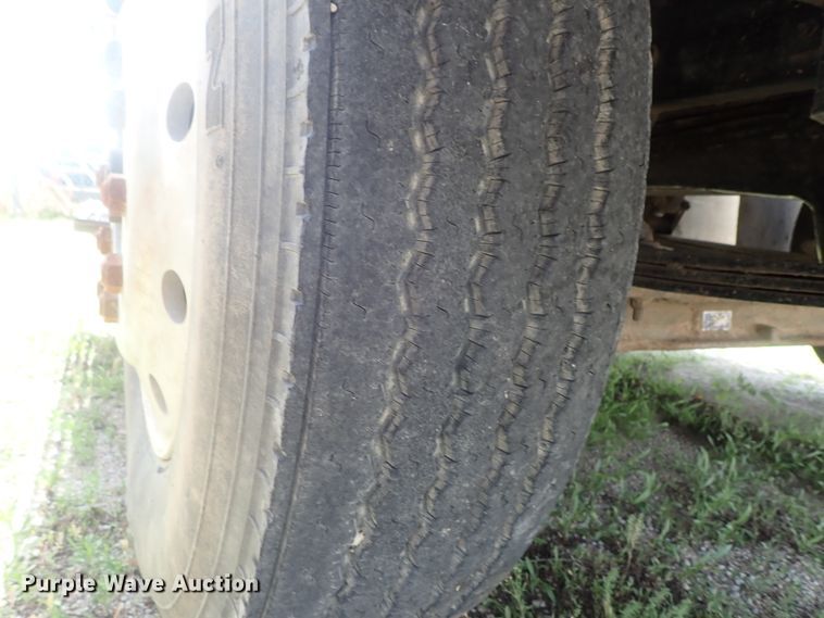 image for item DG2225 1993 International 9400  semi truck