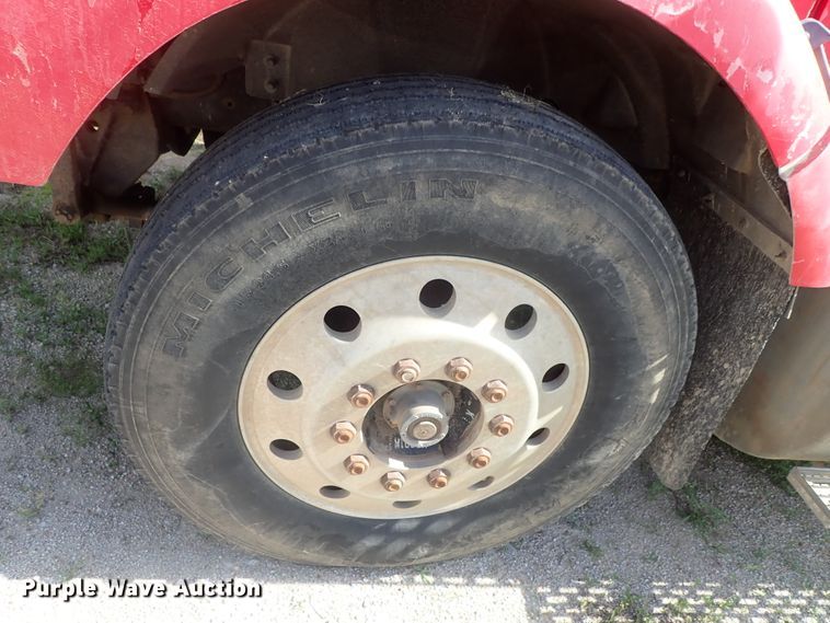 image for item DG2225 1993 International 9400  semi truck