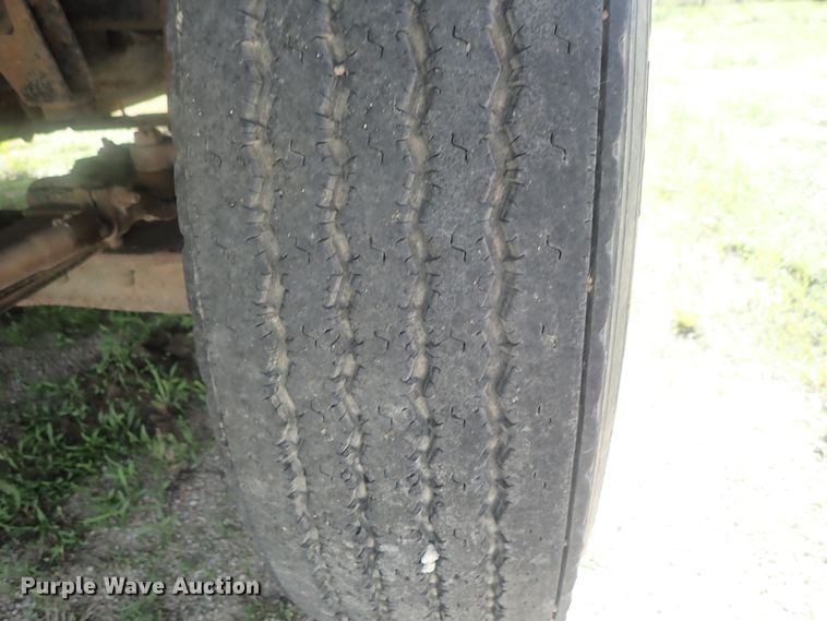 image for item DG2225 1993 International 9400  semi truck