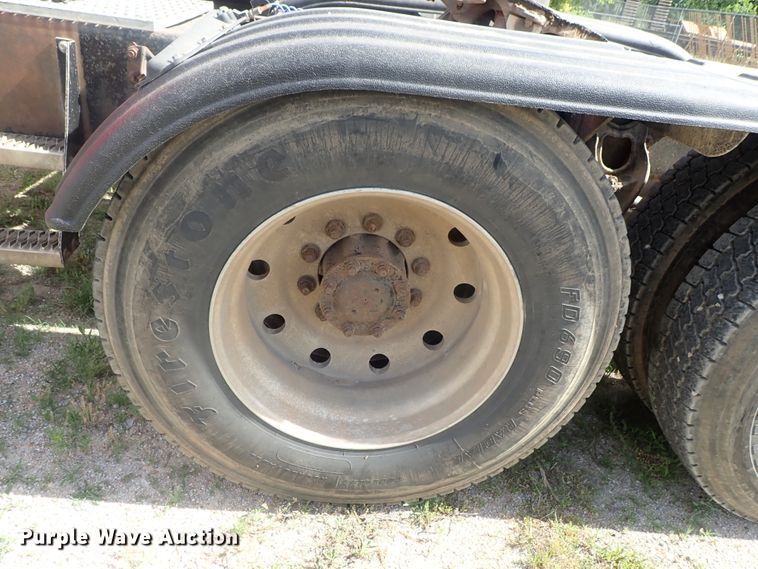 image for item DG2225 1993 International 9400  semi truck