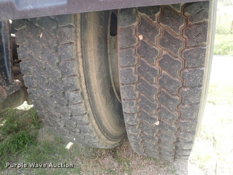 image for item DG2225 1993 International 9400  semi truck