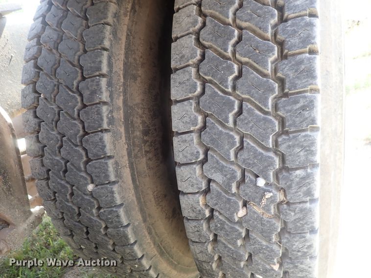 image for item DG2225 1993 International 9400  semi truck